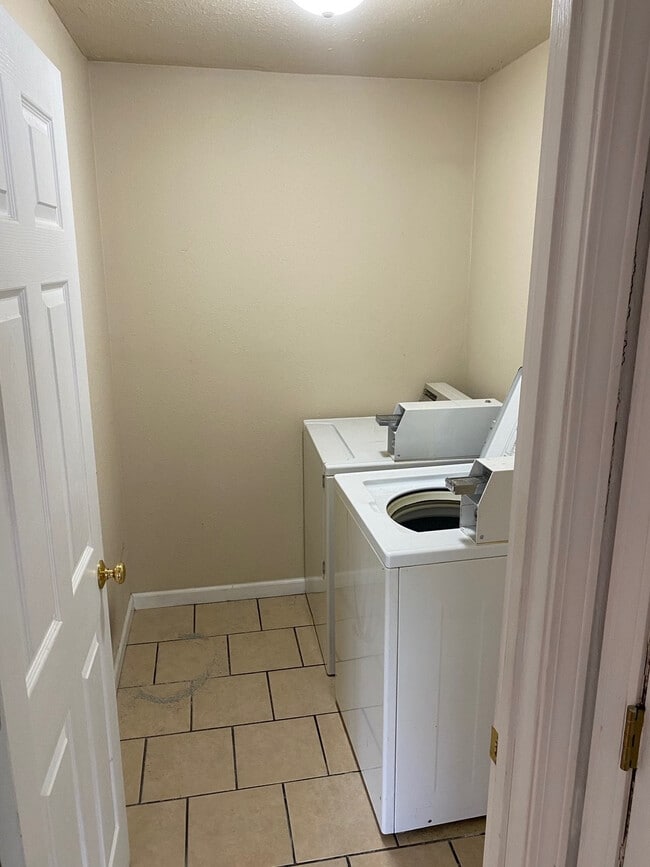 Building Photo - 319 E Mill St