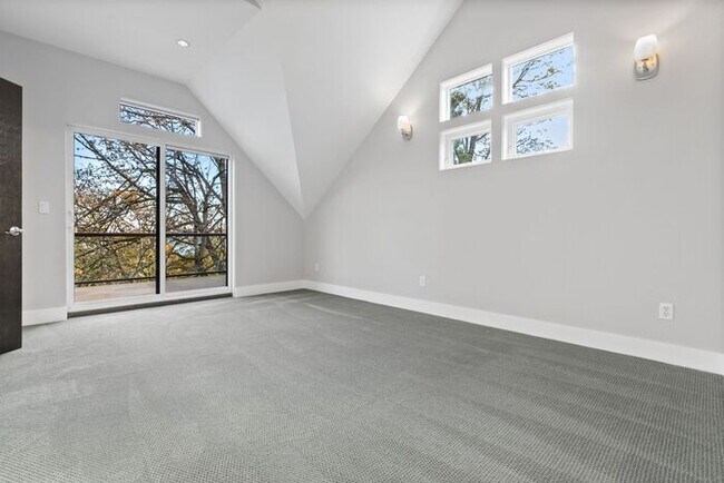 Building Photo - Luxurious Air-Conditioned Leschi View Townhome