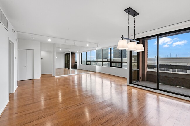 Building Photo - 5150 Hidalgo St