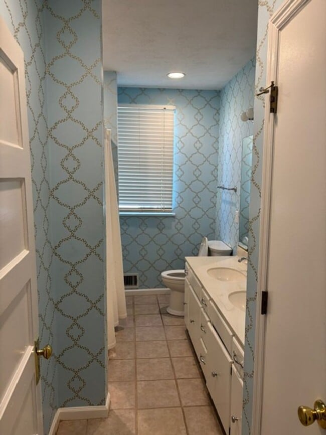 Building Photo - Craftsman style bungalow on the Hill. Reno...