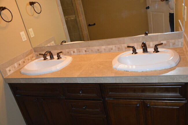 Building Photo - "Charming 3-Bed + Loft and 2 car garage Townhouse with Granite Elegance in Vancouver!"