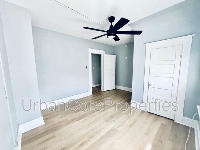 Building Photo - 144 7th Ave N