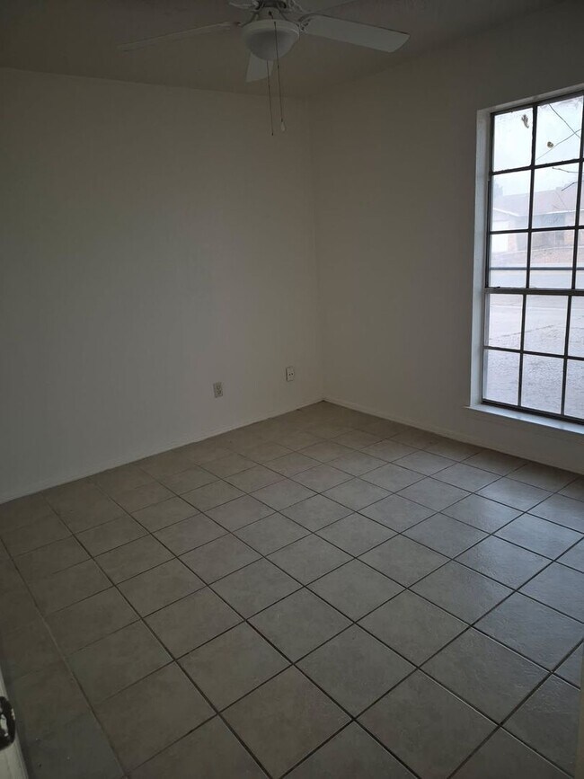 Building Photo - Spacious and remodeled 4 Bedroom, 2 Bath, Fireplace, Garage in Pebble North