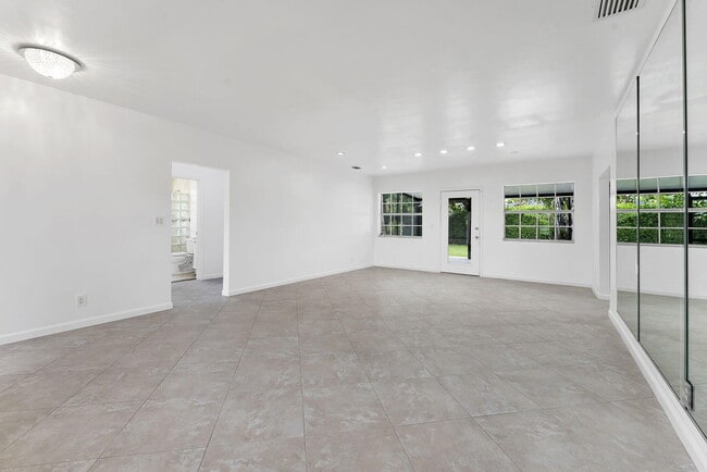 Building Photo - 5015 S Olive Ave