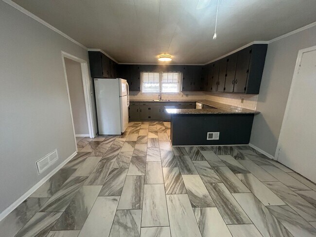 Building Photo - 3604 Hydrangea St