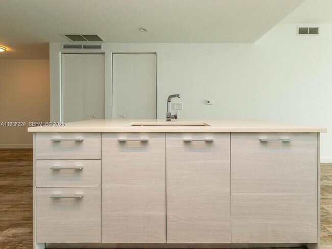 Building Photo - 650 NE 32nd St