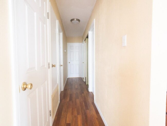 Building Photo - 1215 Skyline Dr