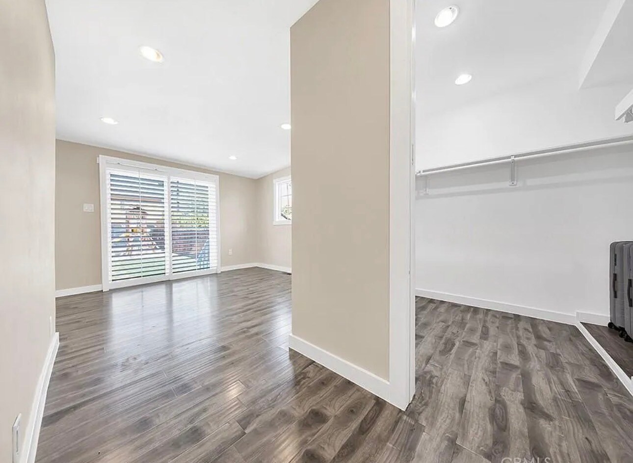 Building Photo - 131 E Ave 45