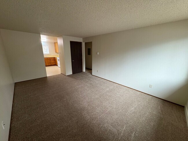 Building Photo - 2 Bed/1 Bath Unit Located in SE Bend Triplex