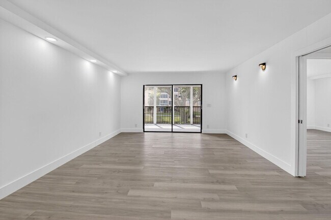 Building Photo - 14475 Strathmore Ln