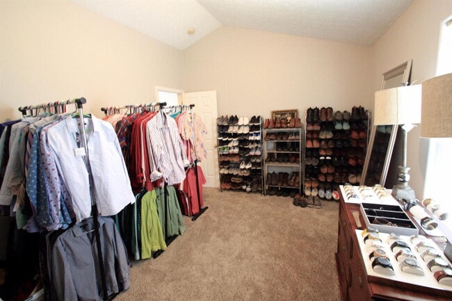 Building Photo - 897 Henderson Dr