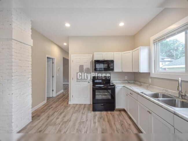 Building Photo - 3553 N Kenwood Ave