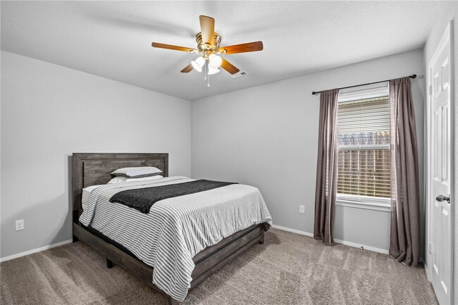 Building Photo - 927 E Swift Dr