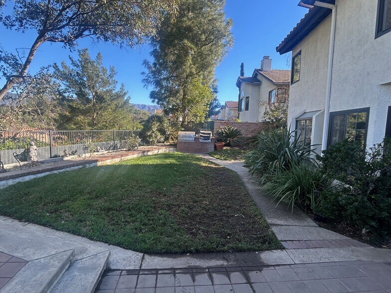 Building Photo - 3098 Dragonfly St