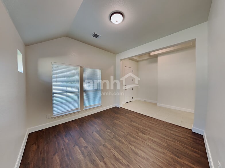 Building Photo - 215 Buckskin Dr