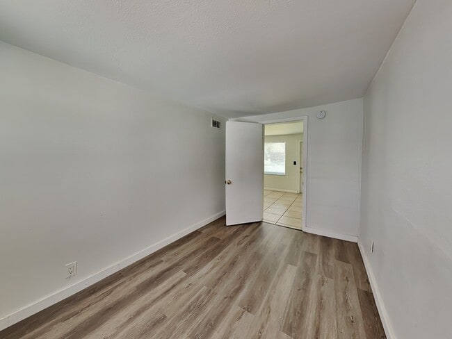 Building Photo - 142 Lynbrook Dr