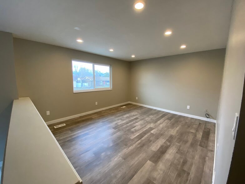 Building Photo - 373 Lakewood Dr