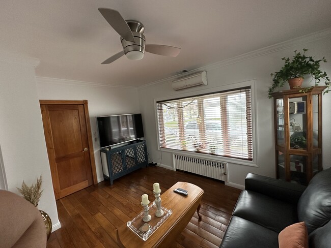 large bay window to living room - 199 Tulip Ave