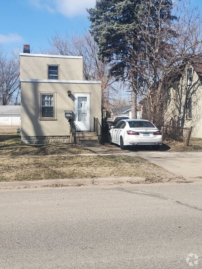 Building Photo - 3 Bedrooms, 2 Bathrooms Single Family Home...