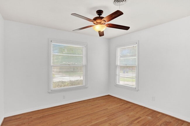 Building Photo - Convenient Living in Dallas – 3BR/2BA Home...