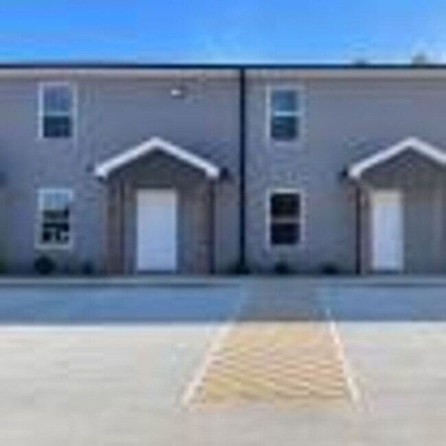 Building Photo - 2 bed, 1.5 bath Townhouse