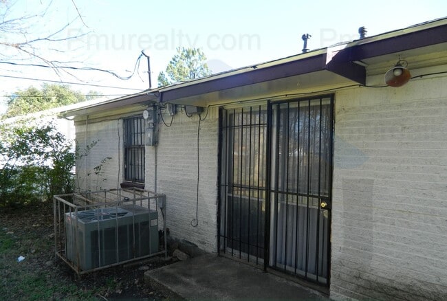 Building Photo - AVAILABLE NOW!!! Brick 3-Bed, 2-Bath with Fenced Yard & Burglar Bars