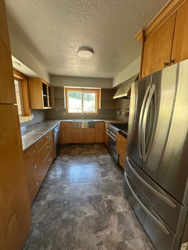 Building Photo - Beautifully Refreshed Home on Several Acre...