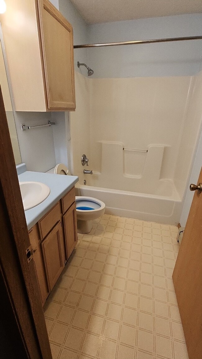 Building Photo - 2 Bedrooms, 1.5 Bathrooms with Attached Garage, Available Now!