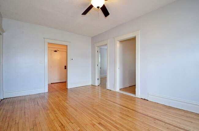 Building Photo - Spacious 3-Bedroom Lower-Level Unit Available Now in West St. Paul!
