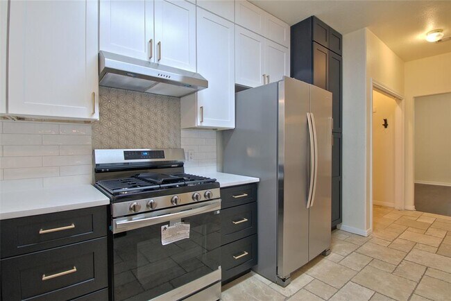 Building Photo - 2423 Falcon Dr