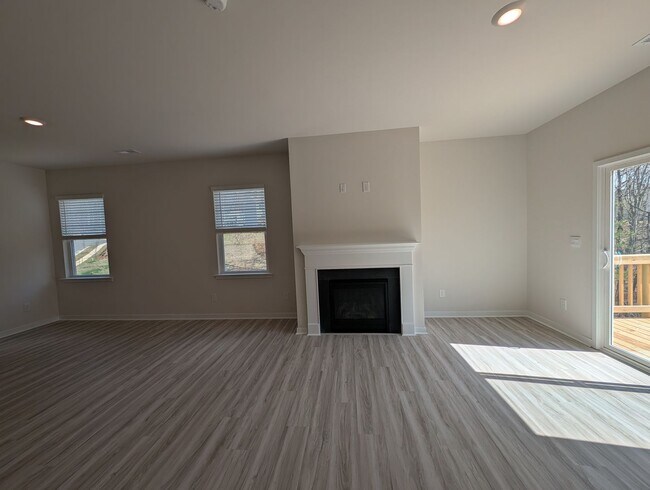 Building Photo - Beautiful New Build Home located in the Cardinal Creek Community!