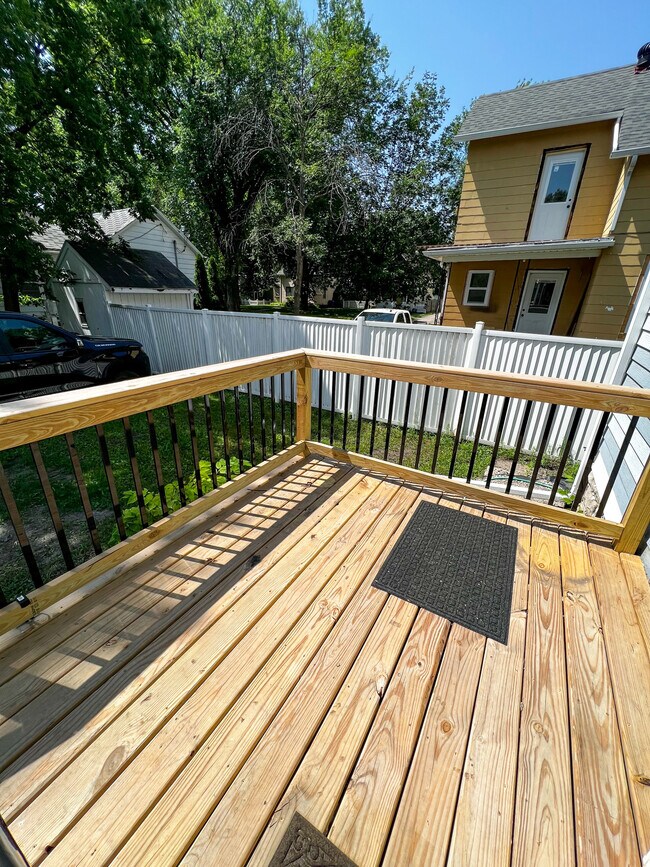 Building Photo - 820 10th Ave N