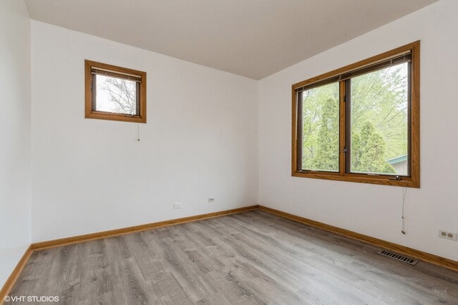 Building Photo - 557 Skokie Ave