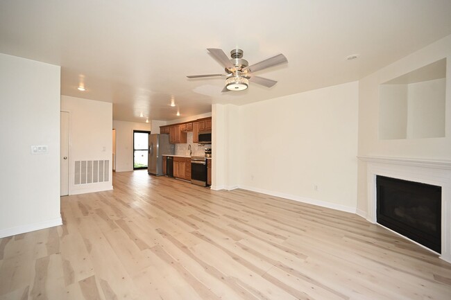Building Photo - Nice 2 bedroom, 2.5 bath Townhouse with ba...