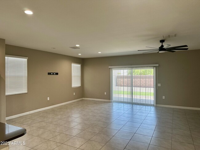 Building Photo - 935 E Horro Rd