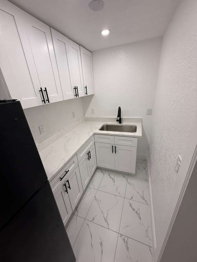 Building Photo - 6502 W Clifton St