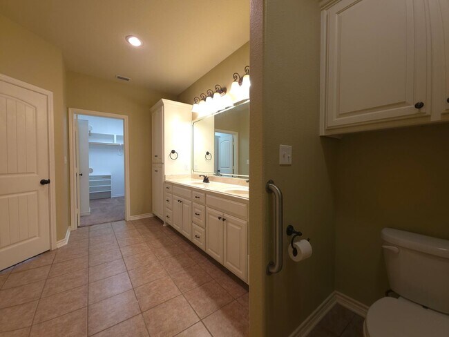 Building Photo - BEAUTIFUL and SPACIOUS 3-bedroom, 2-bathro...