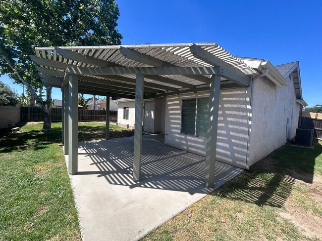 Building Photo - 3 bedroom 2 bath in Lemoore with SOLAR!
