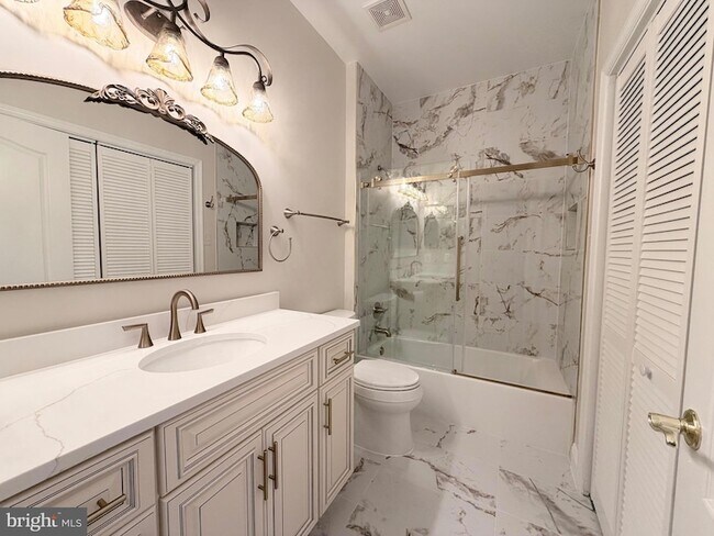 Building Photo - 300 Garden View Square