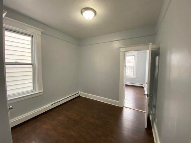 Building Photo - 126 W 19th St