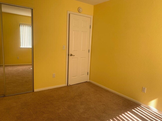 Building Photo - Beautiful upstairs condo with Washer and D...