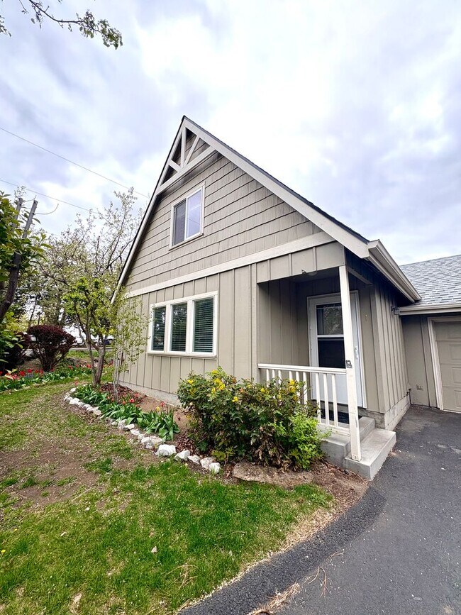 Building Photo - Relaxing Town Home in NW Bend!