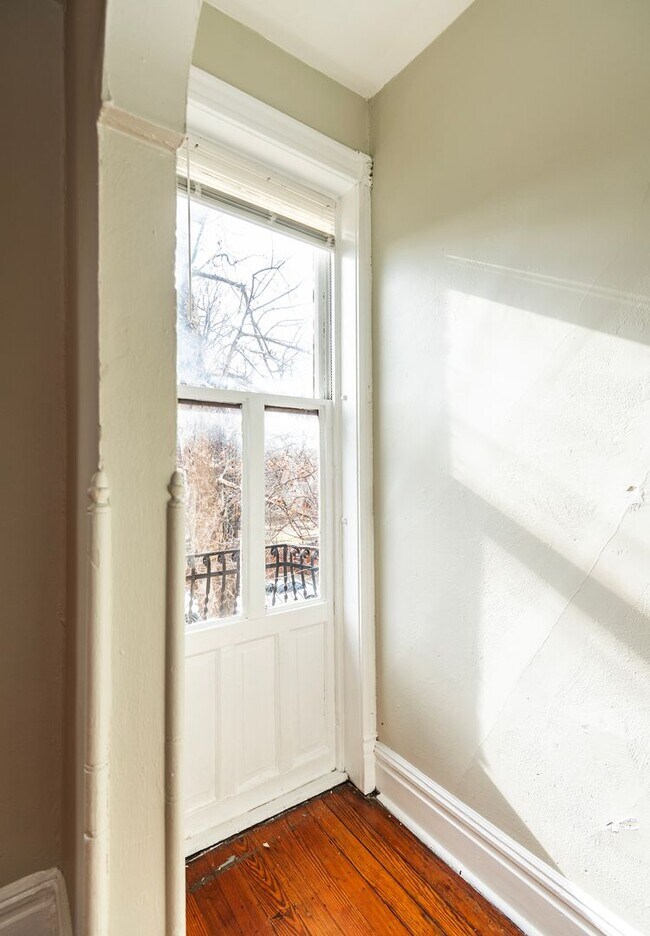 Building Photo - 1935 Utah St