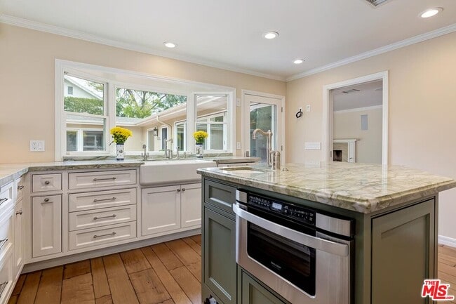 Building Photo - 4211 W Toluca Lake Ln