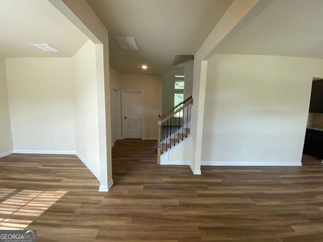 Building Photo - 5595 Mirror Lake Dr