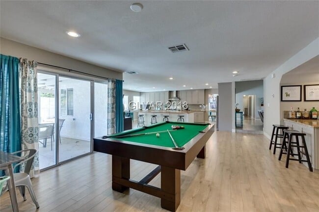 Building Photo - 6BD/5BA!! POOL/SPA!!