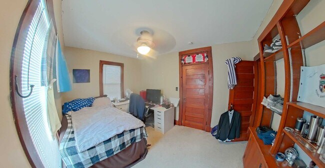 Building Photo - Large House with 2 Kitchens & 2 Living Rooms + Off-Street Parking! Available August 1st!