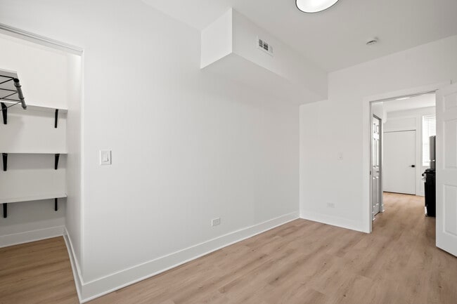 Building Photo - 3049 W Berteau Ave