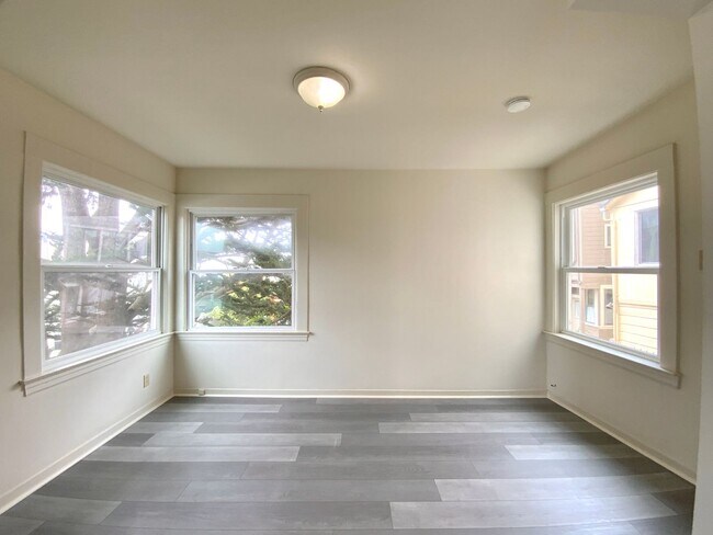 Building Photo - SPACIOUS Unit w/ Bonus Room/Office, Hardwo...