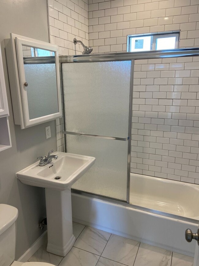 Building Photo - Newly Remodeled 2 Bedroom, 1 Bathroom in Kensington! Washer/Dryer in Unit!